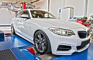BMW M235i na vozidle dyno